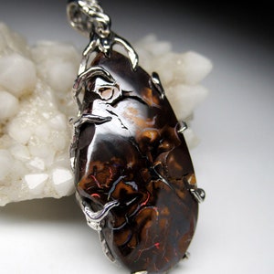 Pendentif en argent opale boulder australienne marron brut rouge opalescence flash collier de pierres précieuses style lotr bijoux carte de la Terre du Milieu