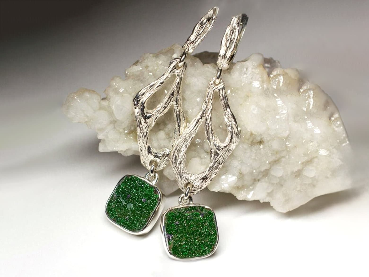 Orecchini lunghi in argento con uvarovite, cristalli di granato verde intenso, pietra naturale grezza non tagliata, gioielli unisex, regalo con il segno dell'Acquario, pianta di muschio