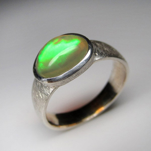 Bague en argent avec opale, néon vert lumineux, pierres précieuses éthiopiennes, jaune vert citron vert fée clochette style fée minimalisme