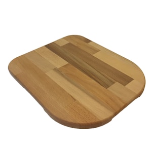 Peut inclure: Une planche à découper rectangulaire en bois avec un bord arrondi. La planche est en bois brun clair avec un motif de grain naturel.