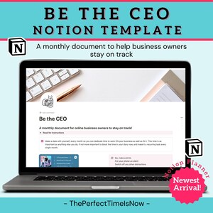 Puede incluir: Una pantalla de computadora portátil que muestra una plantilla de Notion titulada "Be the CEO". La plantilla es un documento mensual para los dueños de negocios en línea para ayudarlos a mantenerse en el camino correcto. La pantalla muestra un teclado, un bolígrafo y una taza de café con la palabra "Boss" en ella. El texto "Notion Planner Newest Arrival!" es visible en la esquina inferior derecha de la imagen.