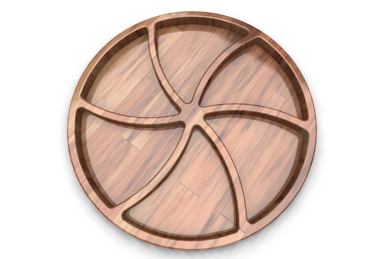 Puede incluir: Una bandeja redonda de servir de madera con cinco compartimentos separados. La bandeja est&aacute; hecha de madera oscura con un patr&oacute;n de veta natural.