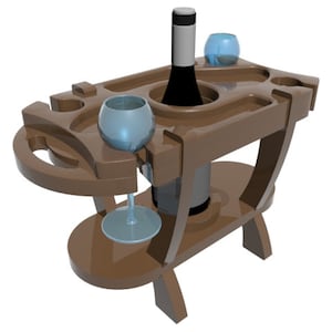 Puede incluir: Un carro de servicio de vino de madera marr&oacute;n con dos niveles. El nivel superior tiene un porta botellas y dos porta vasos. El nivel inferior tiene una bandeja redonda. El carro tiene un asa en el lateral.