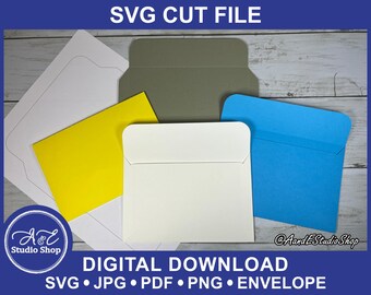 以下が含まれることがあります： 封筒用のデジタルダウンロード可能なSVGカットファイル。画像には、白い封筒、黄色の封筒、青い封筒、灰色の封筒の4種類の封筒のデザインが表示されています。