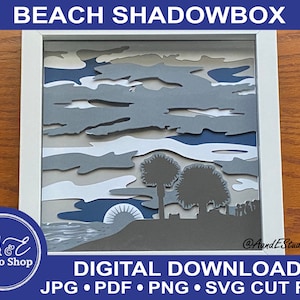 Pode incluir: Um download digital de um projeto de artesanato de caixa de sombras de cena de praia. A imagem mostra uma moldura branca com um design de papel em camadas de uma cena de praia com um pôr do sol, palmeiras e nuvens. O texto "BEACH SHADOWBOX" está na parte superior da imagem e o texto "DIGITAL DOWNLOAD JPG PDF PNG SVG CUT FILE" está na parte inferior da imagem.