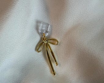 Accesorio para Kindle con lazo dorado y conector USB-C antipolvo