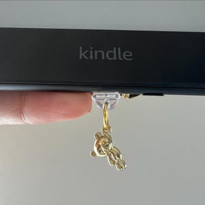 Gold Baby Bear Kindle Anhänger, USB-C oder Lightning Plug