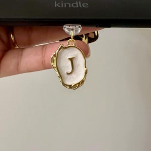 Charm personalizado para Kindle, letra inicial personalizada en oro y perla, época romántica, tapones antipolvo para Kindle, cositas bonitas para amantes de los libros, regalos para amantes de los libros