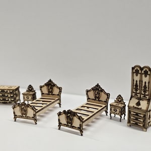 Könnte beinhalten: Miniatur-Schlafzimmermöbel-Set aus Holz, bestehend aus zwei Betten, einer Kommode, zwei Nachttischen und einem hohen Schrank. Die Möbel weisen aufwendige Details und eine hellbraune Oberfläche auf, ideal für Puppenhäuser oder Bastelprojekte.