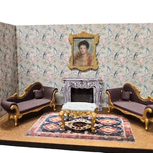 Puede incluir: Un salón de estar en miniatura para una casa de muñecas con dos sillones chaise longue, una mesa de café, una chimenea y un retrato enmarcado en la pared. Las paredes están cubiertas con un papel tapiz floral con un patrón de pájaros.