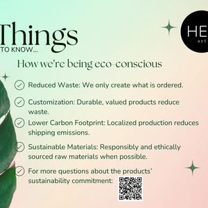 K&ouml;nnte beinhalten: Ein gr&uuml;nes Blatt vor einem wei&szlig;en Hintergrund. Der Text lautet "Things to know... How we're being eco-conscious" mit einer Checkliste nachhaltiger Praktiken: Reduzierter Abfall, Anpassung, Geringerer CO2-Fu&szlig;abdruck, Nachhaltige Materialien. Ein QR-Code ist f&uuml;r weitere Informationen enthalten. Das Logo "HEK art" befindet sich oben rechts.