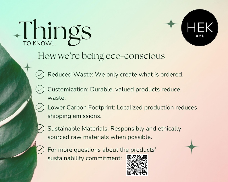 K&ouml;nnte beinhalten: Ein gr&uuml;nes Blatt vor einem wei&szlig;en Hintergrund. Der Text lautet "Things to know... How we're being eco-conscious" mit einer Checkliste nachhaltiger Praktiken: Reduzierter Abfall, Anpassung, Geringerer CO2-Fu&szlig;abdruck, Nachhaltige Materialien. Ein QR-Code ist f&uuml;r weitere Informationen enthalten. Das Logo "HEK art" befindet sich oben rechts.