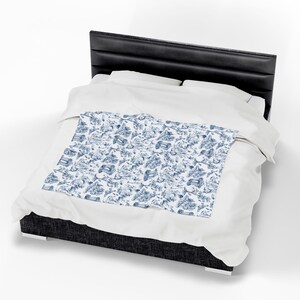 Blue French Toile Romantasy Reader Blanket, Regency Era Bookish Gift, Fantasy Blanket for Book Lovers, Cozy Throw for Bookworms & Book Nerds 画像 5