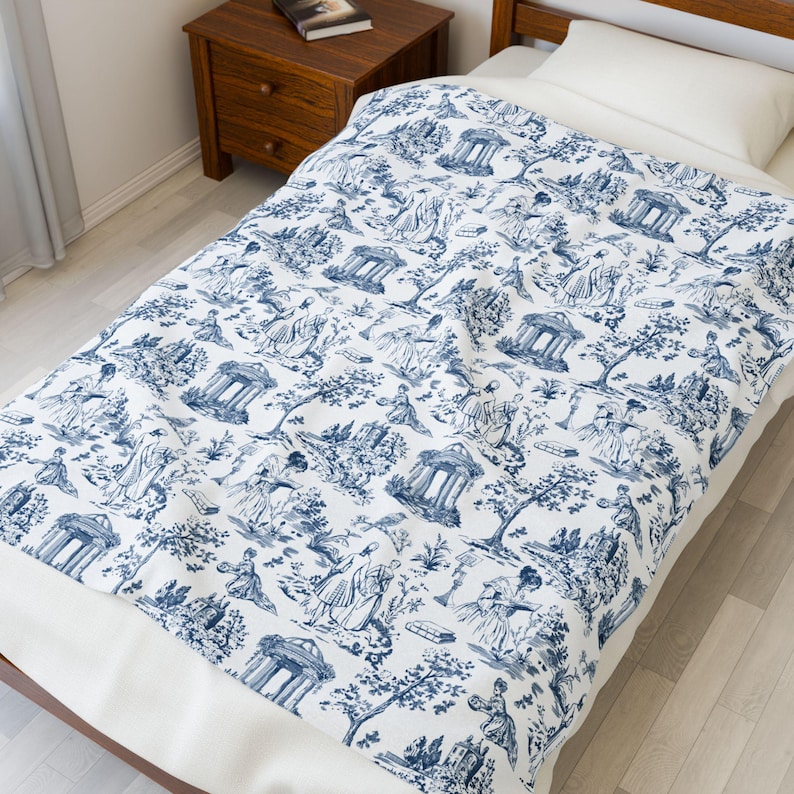Blue French Toile Romantasy Reader Blanket, Regency Era Bookish Gift, Fantasy Blanket for Book Lovers, Cozy Throw for Bookworms & Book Nerds 画像 3