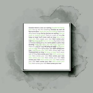 Puede incluir: Una imagen de texto verde y blanco con la letra de una canción sobre la espera. La letra incluye la frase "Here comes your man" repetida muchas veces.