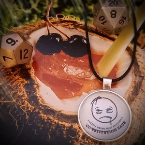 Dungeons & Dragons Halskette - I Need A Drink - Anhänger - DnD - Roleplay - Handgemachtes Geschenk - Verfassung Save