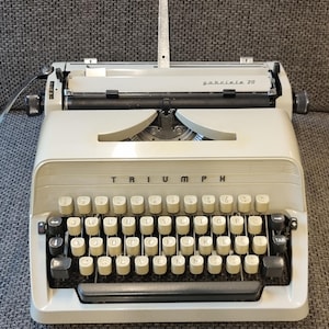 Triumph Gabriele 20 typewriter. Vintage 70&#39;s with original case.
