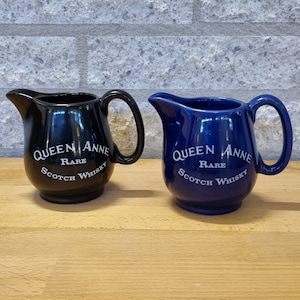 Ensemble de 2 pichets à whisky écossais Queen Anne.