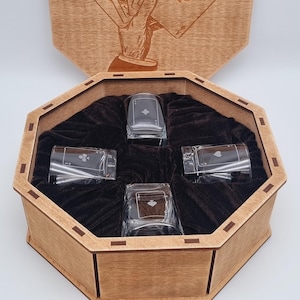 Whiskey glazen en houten onderzetters in houten doos met poker thema.
