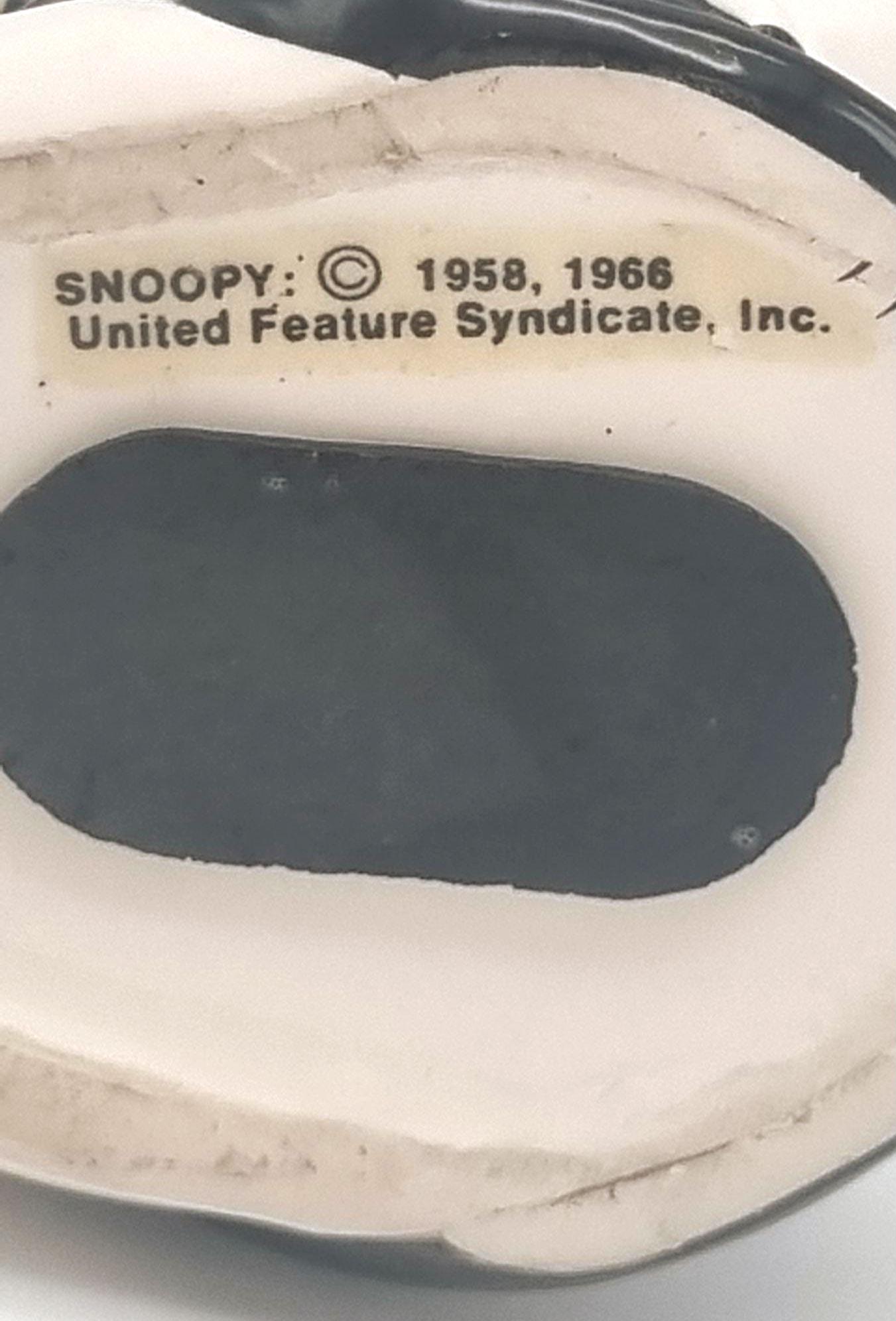 1966年製ヴィンテージのスヌーピー陶器製コインバンク。タキシード姿の