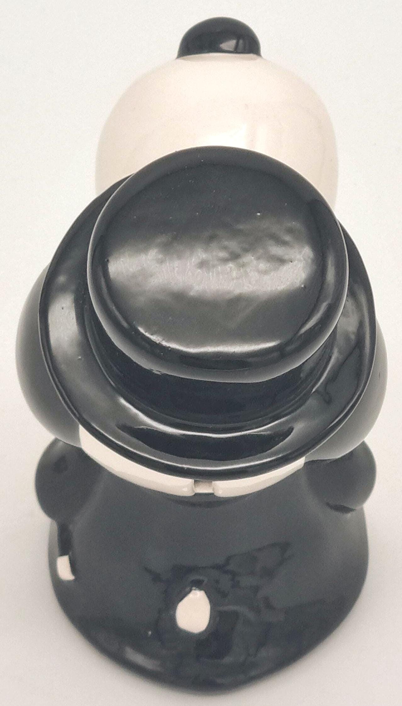 1966年製ヴィンテージのスヌーピー陶器製コインバンク。タキシード姿の