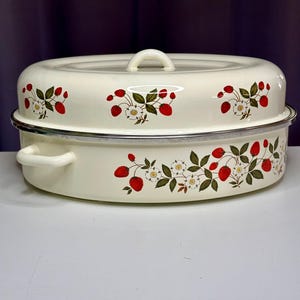 Vintage Large Enamel Roasting Pan with Lid – Large Cream-Colored Strawberry Print – Farmhouse Kitchen Cookware-Kawaii Cookware