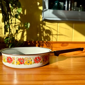 Vintage 1970’s Floral Enamelware Frying Pan/Skillet/Vintage 1970’s Enamelware Skillet/Vintage Cookware