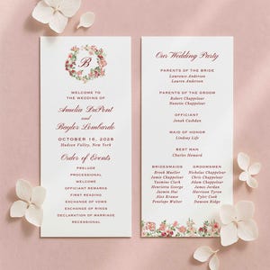 Könnte beinhalten: Hochzeitsprogrammkarten mit floralen Akzenten und Text. Die linke Karte lautet: "Willkommen zur Hochzeit von Amelia DuPont und Baylor Lombardo, 16. Oktober 2028, Hudson Valley, New York." Die rechte Karte listet die Hochzeitsgesellschaft auf.