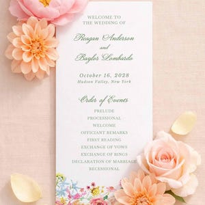 Könnte beinhalten: Eine Hochzeitseinladung mit floralen Akzenten. Die Einladung zeigt die Namen Reagan Anderson und Baylor Lombardo, das Datum 16. Oktober 2028 und den Ort Hudson Valley, New York. Die Reihenfolge der Ereignisse ist ebenfalls aufgeführt.