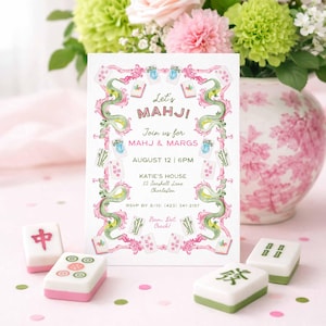 Op de afbeelding: Een witte uitnodigingskaart met de tekst "Let's MAHJI!" en een groen drakenontwerp. De kaart is omgeven door Mahjong-tegels en een vaas met roze en groene bloemen. De uitnodiging bevat de datum, tijd en locatie.