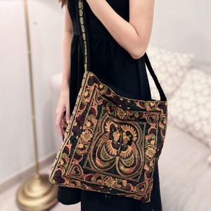 Authentische handgefertigte Umhängetasche mit Hmong Bestickung, Boho Sling Bag aus Thailand