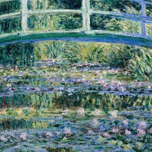 Puede incluir: Una pintura de un estanque con nen&uacute;fares y un puente verde sobre el agua. El agua es de color azul claro y los nen&uacute;fares son de color rosa y blanco. El puente est&aacute; hecho de madera y tiene una barandilla blanca.