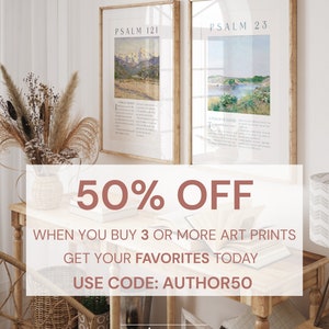 Puede incluir: Dos impresiones de arte enmarcadas con paisajes de acuarela y vers&iacute;culos b&iacute;blicos, Salmo 121 y Salmo 23. Las impresiones est&aacute;n colgadas en una pared blanca sobre una mesa de madera con un anuncio de venta del 50%. El texto dice "Cuando compras 3 o m&aacute;s impresiones de arte, obt&eacute;n tus favoritas hoy. Usa el c&oacute;digo: AUTHOR50". The Author's Peace Collective est&aacute; impreso debajo del anuncio de venta.