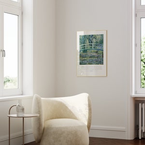 Puede incluir: Un sill&oacute;n blanco con respaldo curvo y asiento redondo se encuentra en una habitaci&oacute;n con una impresi&oacute;n enmarcada de una pintura de un puente sobre un estanque. La impresi&oacute;n est&aacute; en un marco dorado y tiene un passe-partout blanco. La habitaci&oacute;n tiene paredes blancas y un suelo de madera.