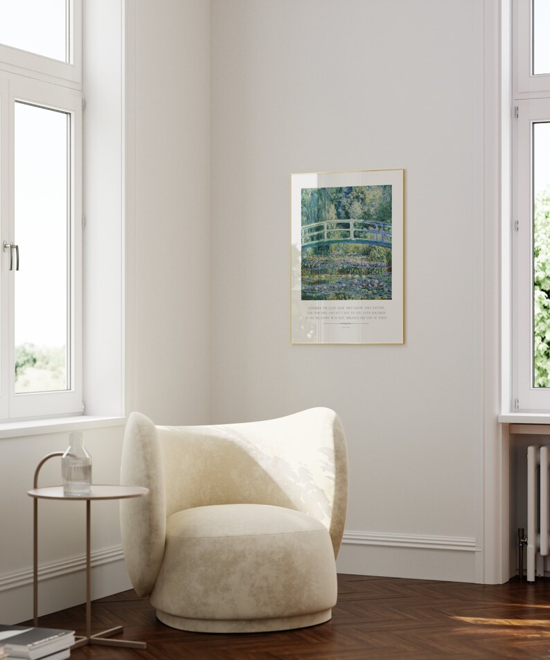 Puede incluir: Un sill&oacute;n blanco con respaldo curvo y asiento redondo se encuentra en una habitaci&oacute;n con una impresi&oacute;n enmarcada de una pintura de un puente sobre un estanque. La impresi&oacute;n est&aacute; en un marco dorado y tiene un passe-partout blanco. La habitaci&oacute;n tiene paredes blancas y un suelo de madera.