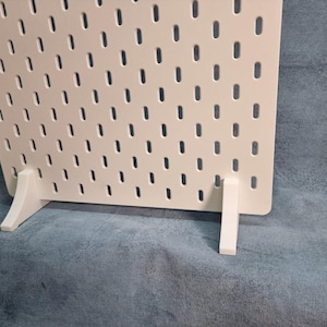 Free-standing table top feet for the IKEA Skadis