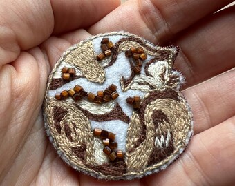 Cream cat brooch pin, glass beaded jewelry brooch, Sequin embroidery, cat lover gift, cat jewelry, cat gifts, cat pin