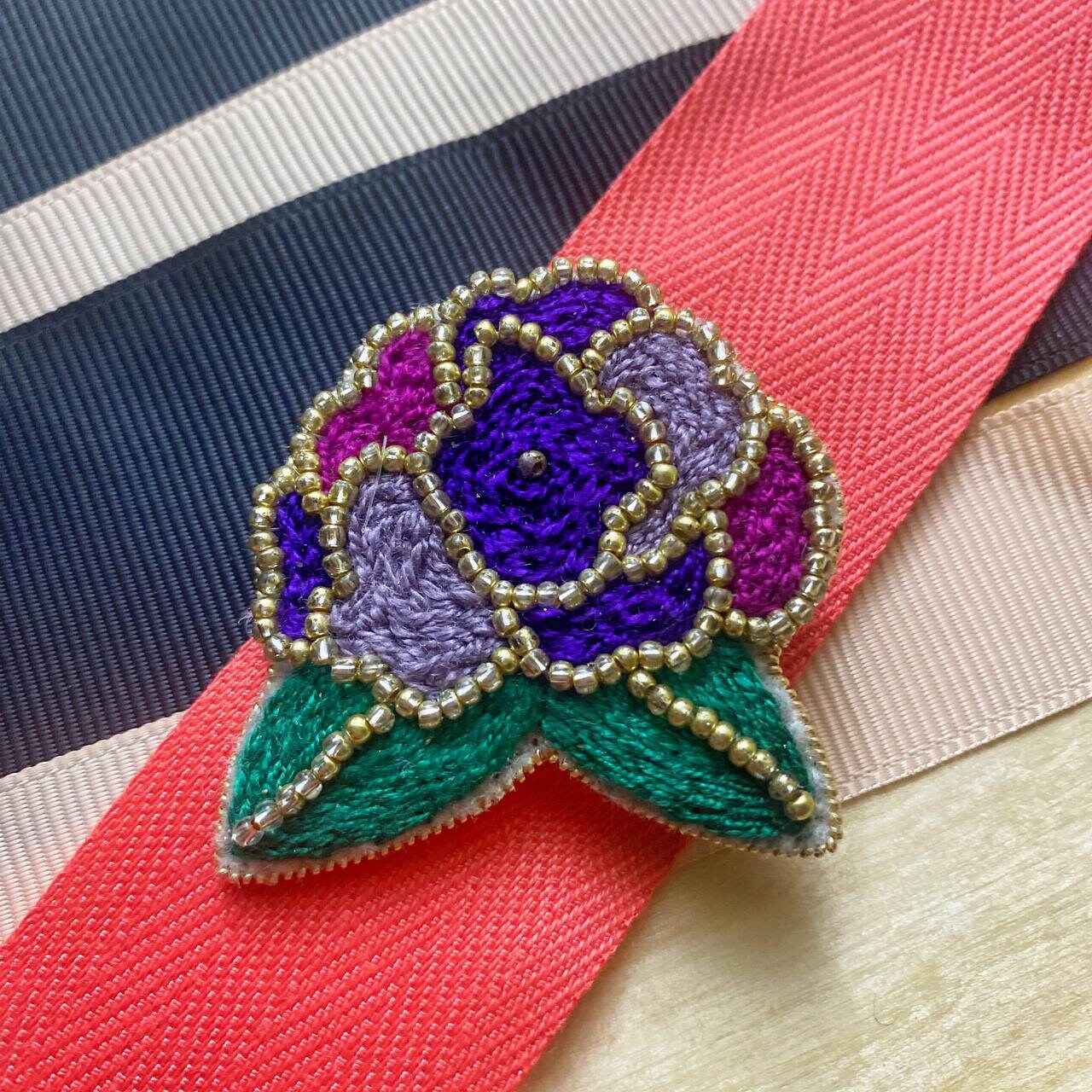 Broche en perles de fleurs violettes | accessoires faits main pour femmes | accessoire unisexe | style floral