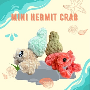 Op de afbeelding: Vier gehaakte pluche heremietkrabben in verschillende kleuren: beige, groen, lichtblauw en rood. De krabben zitten op een grijze rots met een schelp achtergrond. "MINI HERMIT CRAB BY YARNAHOLICSEWCIOPATH" staat in de afbeelding.