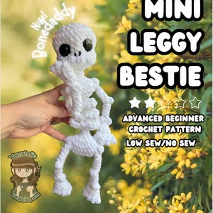 Może przedstawiać: Biała szydełkowa zabawka w kształcie szkieletu z czarnymi oczami i napisem "MINI LEGGY BESTIE". Obraz zawiera również tekst "ADVANCED BEGINNER CROCHET PATTERN LOW SEW/NO SEW" i "BY YARNAHOLICSEWCIOPATH".
