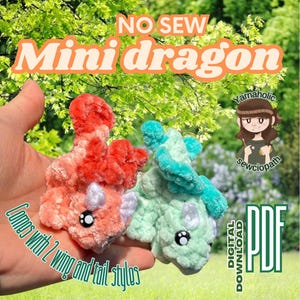 Könnte beinhalten: Ein digitales Download-Muster für ein Mini-Drachen-Häkeltier ohne Nähen. Das Muster enthält zwei Flügel- und Schwanzvarianten. Das Bild zeigt zwei fertige Häkel-Drachen, einen in Pink und einen in Grün.