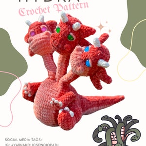Peut inclure: Un modèle de crochet Hydra rouge à trois têtes, chacune avec des cornes blanches et des yeux colorés. Le texte "HYDRA Crochet Pattern" est affiché au-dessus de la créature. L'image comprend également une illustration de dessin animé d'une hydre.