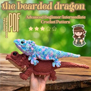 Op de afbeelding: Een haakpatroon voor "Bernard the bearded dragon" wordt getoond. Het patroon is voor gevorderde beginners/gevorderden. De afbeelding toont twee gehaakte baardagamen, een blauwe en roze, de andere bruin. Het patroon is een digitale download.