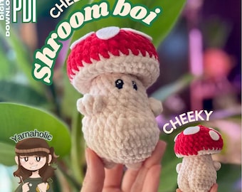 Op de afbeelding: Een gehaakte paddenstoelknuffel met een rode hoed met witte stippen en een crèmekleurige steel. De tekst luidt "PDF DIGITAL DOWNLOAD", "CHEEKY Shroom boi" en "CHEEKY". Een cartoonlogo van "Yarnaholic Sewciopath" is in de hoek zichtbaar.