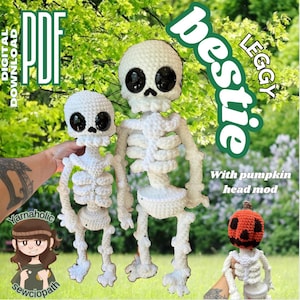 Op de afbeelding: Twee gehaakte skelet amigurumi-speelgoedjes, een groter dan de andere, met grote zwarte ogen. Het grotere skelet heeft een pompoenkop-mod. De tekst "Leggy bestie" en "With pumpkin head mod" is zichtbaar in de afbeelding.