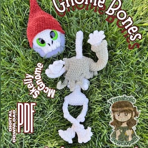 Könnte beinhalten: Gehäkeltes Zwergenskelett mit roter Mütze, weißem Schädel und grünen Augen. Das Bild enthält den Text "Gnome Bones" und "Mcgnome Skelly". Ein digitaler PDF-Download wird ebenfalls angezeigt, zusammen mit dem Logo und dem Namen des Verkäufers, "Yarnaholicsewciopath".