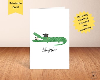 Könnte beinhalten: Druckbare Abschlusskarte mit einem grünen Alligator, der einen Abschluss-Hut trägt und ein Diplom hält. Die Karte trägt die Aufschrift "Litigator" in schwarzer Kursivschrift.