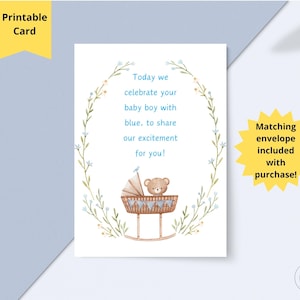 Puede incluir: Una tarjeta de felicitación blanca con una ilustración en acuarela de un oso de peluche marrón en una cuna, rodeado por una corona floral. El texto dice: Today we celebrate your baby boy with blue, to share our excitement for you!