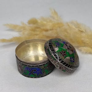 Ancienne petite boîte en argent avec de belles gravures. Petite boîte en argent qui s'ouvre. Boîte faite main. De l'Inde