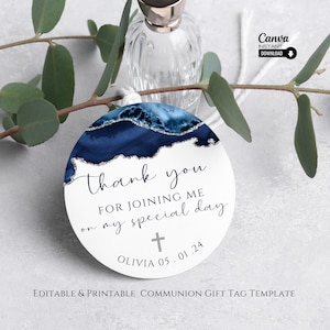 Puede incluir: Una etiqueta de regalo redonda blanca con un diseño abstracto azul y plateado. La etiqueta dice "Gracias por acompañarme en mi día especial" con una cruz y la fecha "Olivia 05.01.24".